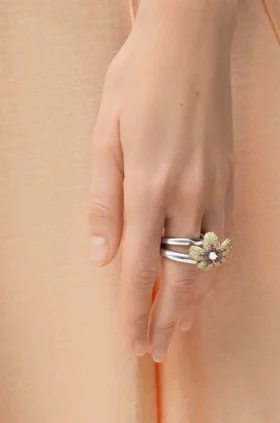 Anillo «Flor» en plata esterlina y cristales