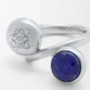 Anillo «Pebble» de Anagram en plata de ley y lapislázuli Anillo «Pebble» de Anagram en plata de ley y lapislázuli
