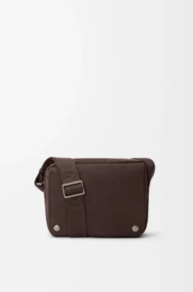 Bandolera Pebble mediana en nubuck granulado