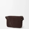 Bandolera Pebble mediana en nubuck granulado Bandolera Pebble mediana en nubuck granulado
