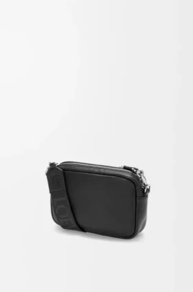 Bandolera tipo Pebble pequeña en piel de becerro granulada y flexible