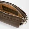 Bandolera tipo Pebble pequeña en piel de becerro granulada y flexible Bandolera tipo Pebble pequeña en piel de becerro granulada y flexible