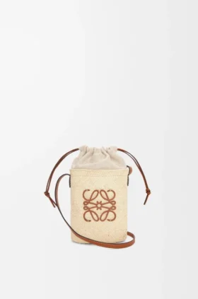 Bolsa cuadrada de palma de iraca y piel de becerro