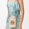 Bolsa cuadrada de palma de iraca y piel de becerro Bolsa cuadrada de palma de iraca y piel de becerro