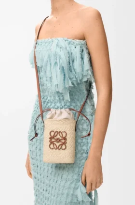 Bolsa cuadrada de palma de iraca y piel de becerro