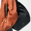 Bolsa «Squeeze» mediana en piel de cordero napa suave Bolsa «Squeeze» mediana en piel de cordero napa suave