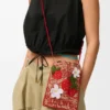 Bolsita con cordón «Strawberry» en piel de becerro clásica y rafia Bolsita con cordón «Strawberry» en piel de becerro clásica y rafia