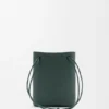 Bolsita Pebble en piel de becerro lisa Bolsita Pebble en piel de becerro lisa