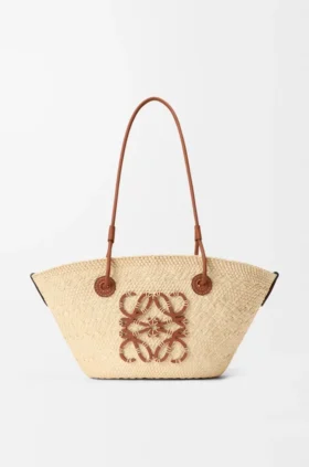 Bolso Anagram Basket pequeño en palma de iraca y piel de becerro