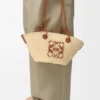 Bolso Anagram Basket pequeño en palma de iraca y piel de becerro Bolso Anagram Basket pequeño en palma de iraca y piel de becerro
