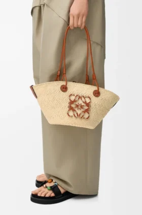 Bolso Anagram Basket pequeño en palma de iraca y piel de becerro