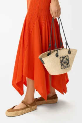 Bolso Anagram Basket pequeño en palma de iraca y piel de becerro