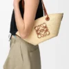 Bolso Anagram Basket pequeño en palma de iraca y piel de becerro Bolso Anagram Basket pequeño en palma de iraca y piel de becerro