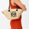 Bolso Anagram Basket pequeño en palma de iraca y piel de becerro Bolso Anagram Basket pequeño en palma de iraca y piel de becerro