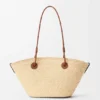 Bolso Anagram Basket pequeño en palma de iraca y piel de becerro Bolso Anagram Basket pequeño en palma de iraca y piel de becerro