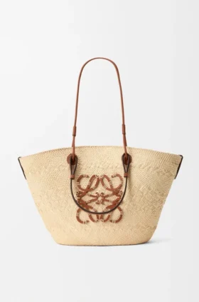 Bolso Anagram de cesta mediano de palma de iraca y piel de becerro
