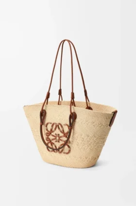 Bolso Anagram de cesta mediano de palma de iraca y piel de becerro