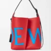 Bolso Bilbao grande tipo cubeta con logotipo extragrande en piel de becerro lisa Bolso Bilbao grande tipo cubeta con logotipo extragrande en piel de becerro lisa
