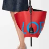 Bolso Bilbao grande tipo cubeta con logotipo extragrande en piel de becerro lisa Bolso Bilbao grande tipo cubeta con logotipo extragrande en piel de becerro lisa