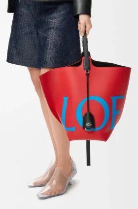 Bolso Bilbao grande tipo cubeta con logotipo extragrande en piel de becerro lisa