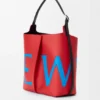 Bolso Bilbao grande tipo cubeta con logotipo extragrande en piel de becerro lisa Bolso Bilbao grande tipo cubeta con logotipo extragrande en piel de becerro lisa