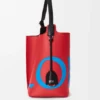 Bolso Bilbao grande tipo cubeta con logotipo extragrande en piel de becerro lisa Bolso Bilbao grande tipo cubeta con logotipo extragrande en piel de becerro lisa