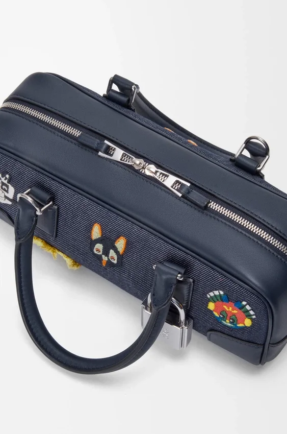 Bolso corto Cats Amazona 23 en mezclilla bordada Bolso corto Cats Amazona 23 en mezclilla bordada