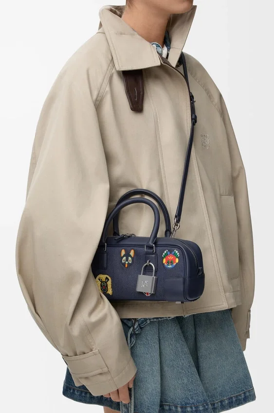Bolso corto Cats Amazona 23 en mezclilla bordada Bolso corto Cats Amazona 23 en mezclilla bordada