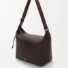 Bolso cruzado Cubi en piel de becerro granulada y flexible Bolso cruzado Cubi en piel de becerro granulada y flexible