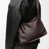 Bolso cruzado Cubi en piel de becerro granulada y flexible Bolso cruzado Cubi en piel de becerro granulada y flexible