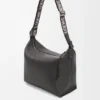 Bolso Cubi Crossbody en piel de becerro lisa y flexible con correa de jacquard Bolso Cubi Crossbody en piel de becerro lisa y flexible con correa de jacquard