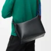 Bolso Cubi Crossbody en piel de becerro lisa y flexible con correa de jacquard Bolso Cubi Crossbody en piel de becerro lisa y flexible con correa de jacquard