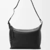 Bolso Cubi Crossbody en piel de becerro lisa y flexible con correa de jacquard Bolso Cubi Crossbody en piel de becerro lisa y flexible con correa de jacquard