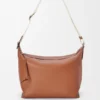 Bolso Cubi Crossbody en piel de becerro lisa y flexible con correa de jacquard Bolso Cubi Crossbody en piel de becerro lisa y flexible con correa de jacquard