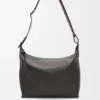 Bolso Cubi Crossbody en piel de becerro lisa y flexible con correa de jacquard Bolso Cubi Crossbody en piel de becerro lisa y flexible con correa de jacquard