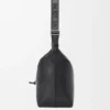 Bolso Cubi Crossbody en piel de becerro lisa y flexible con correa de jacquard Bolso Cubi Crossbody en piel de becerro lisa y flexible con correa de jacquard