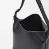 Bolso Cubi Crossbody en piel de becerro lisa y flexible con correa de jacquard Bolso Cubi Crossbody en piel de becerro lisa y flexible con correa de jacquard