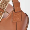 Bolso Cubi Crossbody en piel de becerro lisa y flexible con correa de jacquard Bolso Cubi Crossbody en piel de becerro lisa y flexible con correa de jacquard