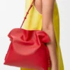 Bolso de mano Flamenco mediano con detalle en espiral, en piel de becerro napa Bolso de mano Flamenco mediano con detalle en espiral, en piel de becerro napa