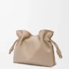 Bolso de mano Flamenco mediano en piel de becerro napa Bolso de mano Flamenco mediano en piel de becerro napa