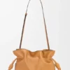 Bolso de mano Flamenco mediano en piel de becerro napa Bolso de mano Flamenco mediano en piel de becerro napa