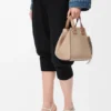 Bolso Hammock Compact en piel de becerro de grano suave Bolso Hammock Compact en piel de becerro de grano suave