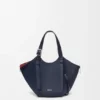 Bolso «Hammock Flip» con diseño en capas en piel de becerro clásica Bolso «Hammock Flip» con diseño en capas en piel de becerro clásica