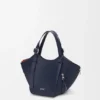 Bolso «Hammock Flip» con diseño en capas en piel de becerro clásica Bolso «Hammock Flip» con diseño en capas en piel de becerro clásica