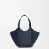 Bolso «Hammock Flip» con diseño en capas en piel de becerro clásica Bolso «Hammock Flip» con diseño en capas en piel de becerro clásica
