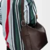 Bolso Hobo Loop grande en piel de becerro granulada y flexible Bolso Hobo Loop grande en piel de becerro granulada y flexible