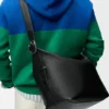 Bolso Hobo Loop grande en piel de becerro granulada y flexible Bolso Hobo Loop grande en piel de becerro granulada y flexible