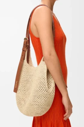 Bolso hobo pequeño con perforaciones en rafia y piel de becerro
