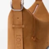 Bolso Loop Hobo mediano en piel de becerro de gamuza Bolso Loop Hobo mediano en piel de becerro de gamuza