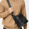 Bolso Loop Hobo mediano en piel de becerro granulada y flexible